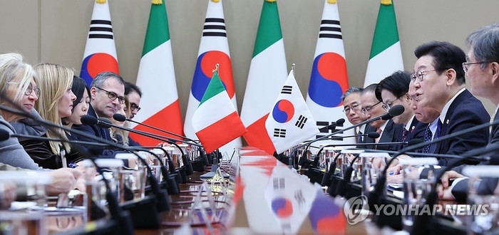 President Lee Jae-myung and Italian Prime Minister Jorja Meloni shake hands at an expanded meeting held at Cheong Wa Dae on the 19th. [Yonhap News]