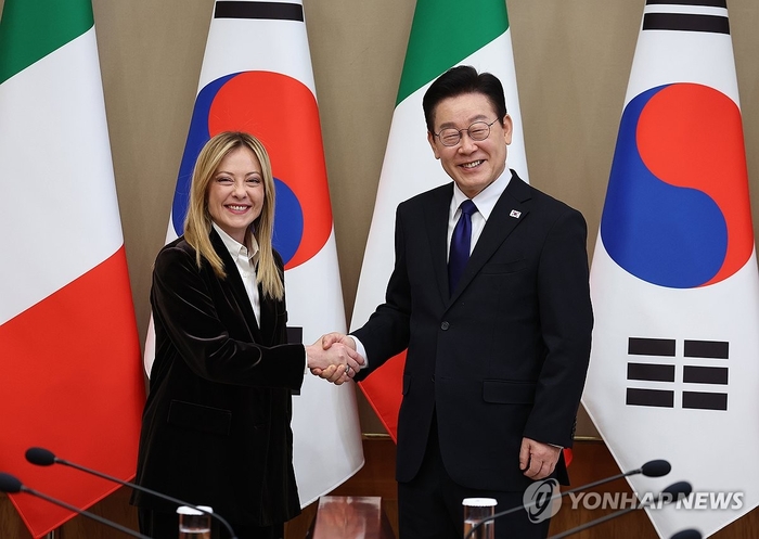 President Lee Jae-myung and Italian Prime Minister Jorja Meloni shake hands at an expanded meeting held at Cheong Wa Dae on the 19th. [Yonhap News]