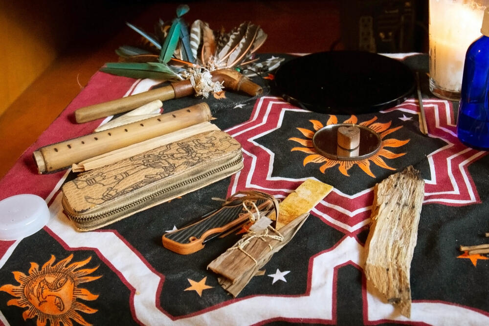 Tools for the Kambo ritual (Photo: Shutterstock) כלים לטקס הקמבו