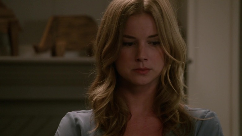 Emily VanCamp as Emily Thorne looking down at something in Revenge