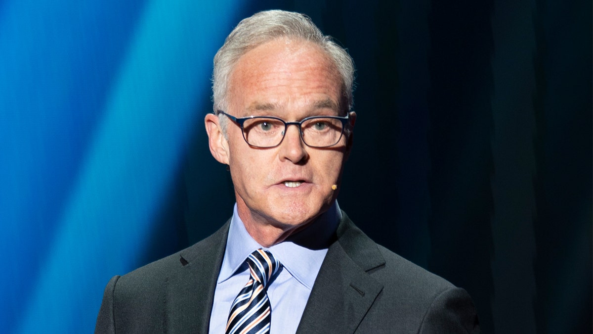 Scott Pelley speaks at event
