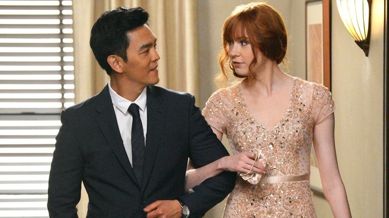 Henry (John Cho) and Eliza (Karen Gillan) walk arm in arm in Selfie