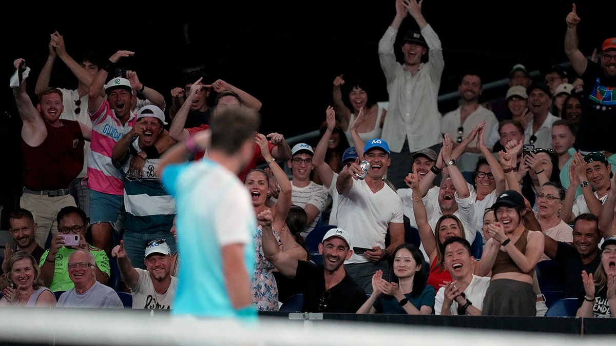 Stan Wawrinka salutes crowd
