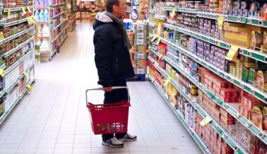 One in two Greeks pessimistic about personal finances, survey finds