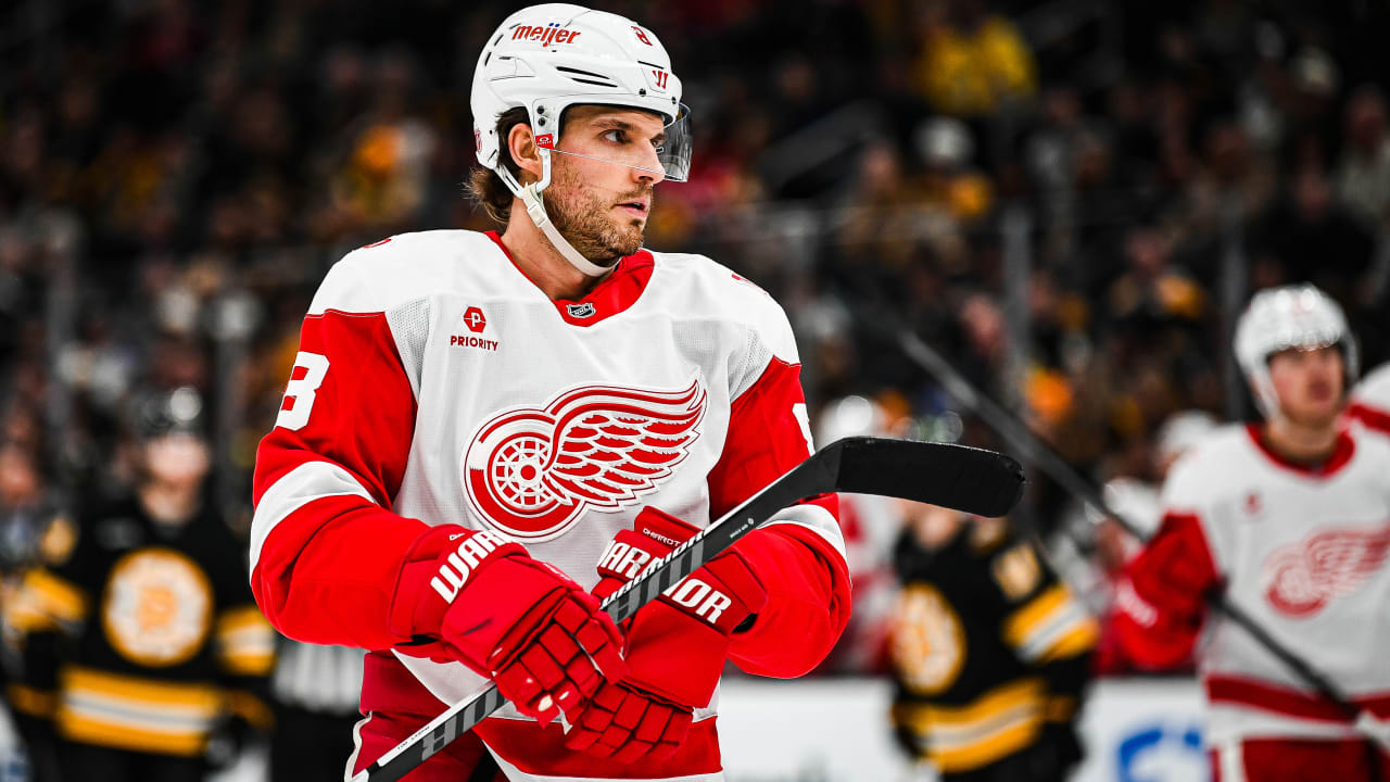 Chiarot signs 3-year, $11.55 million contract with Red Wings