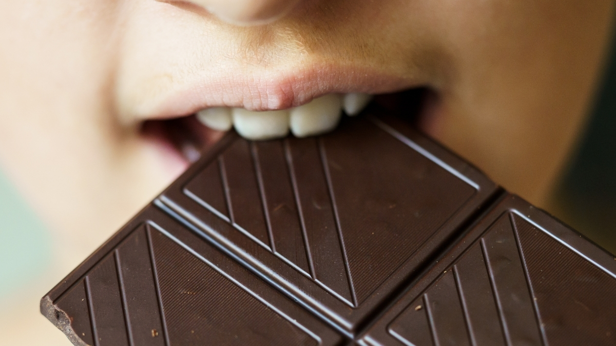 Something in Dark Chocolate Could Slow Aging on a Genetic Level : ScienceAlert