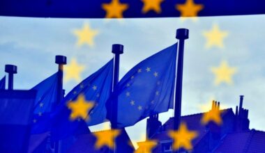 European flags are reflected at the entrance of the Berlaymont building of the EU Commission in Brussels on May 21, 2014. (AFP Photo)