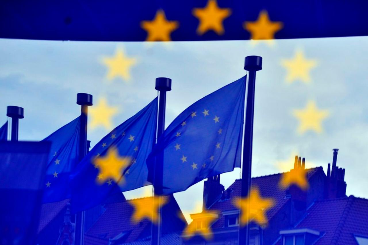 European flags are reflected at the entrance of the Berlaymont building of the EU Commission in Brussels on May 21, 2014. (AFP Photo)