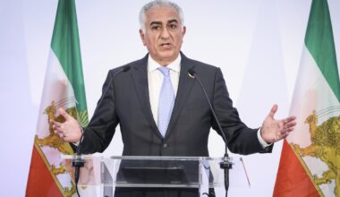 Who is Reza Pahlavi, the exiled crown prince encouraging demonstrations in Iran? : NPR