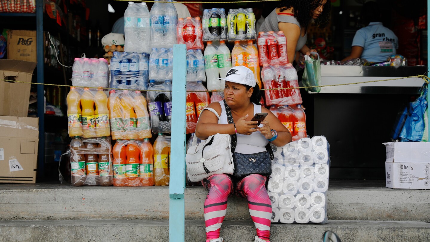 Venezuelans struggle with crumbling economy