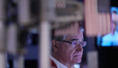 Wall Street rises toward records following mixed data on the job market