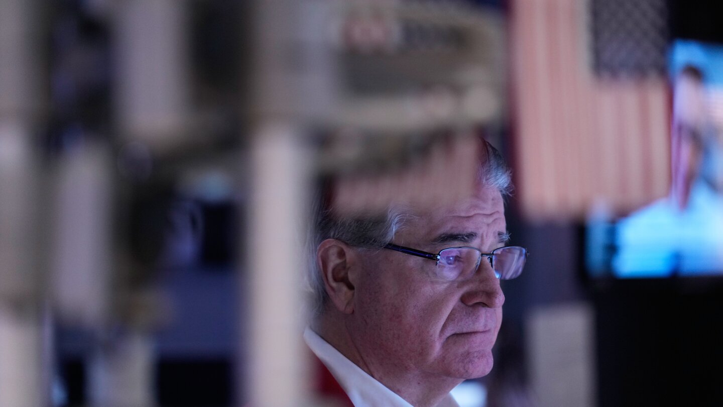 Wall Street rises toward records following mixed data on the job market