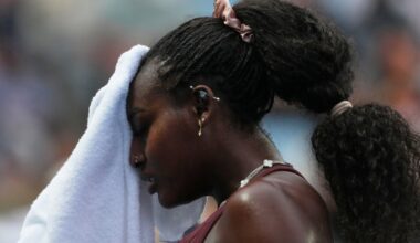 Spectators and players try to cool down during Australian Open heat wave
