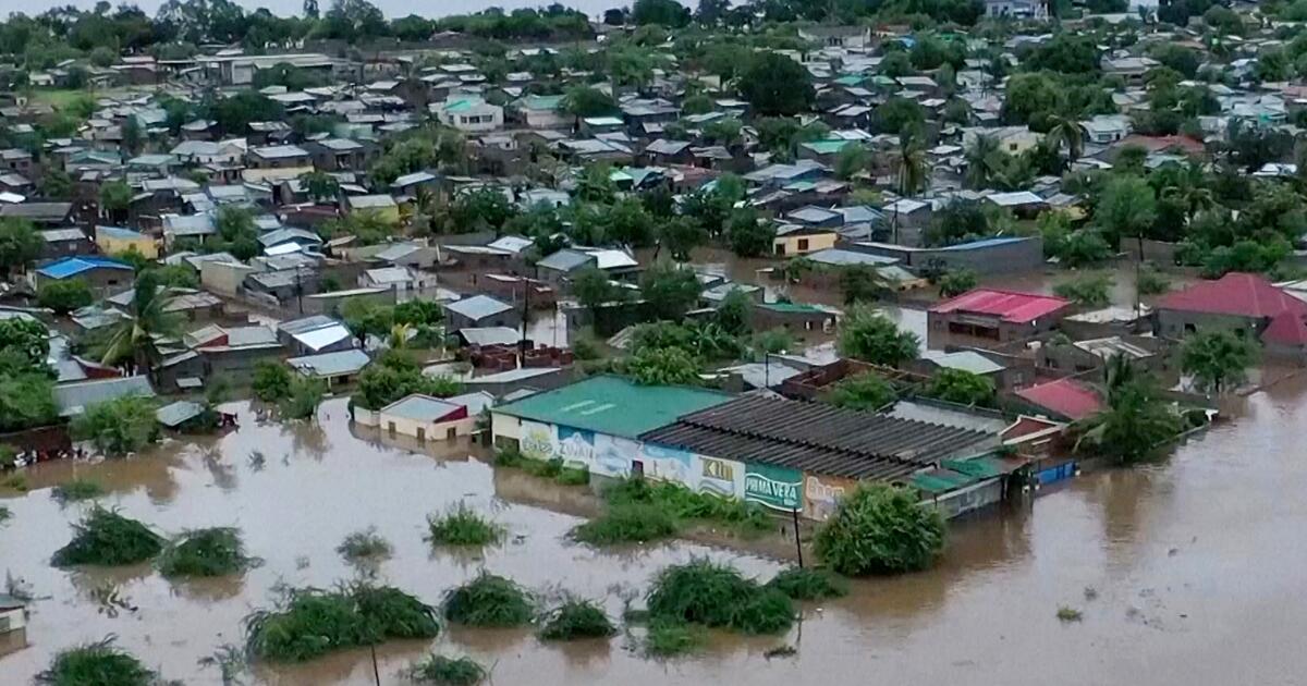 Floods in Mozambique displace more than 300,000