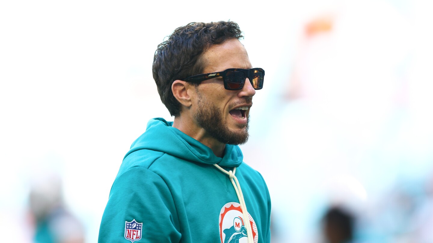 Mike McDaniel to interview with the Browns on Monday