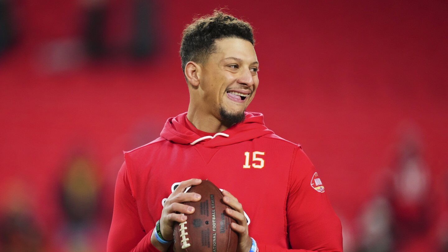 Patrick Mahomes targeting Week 1 return with "no restrictions"
