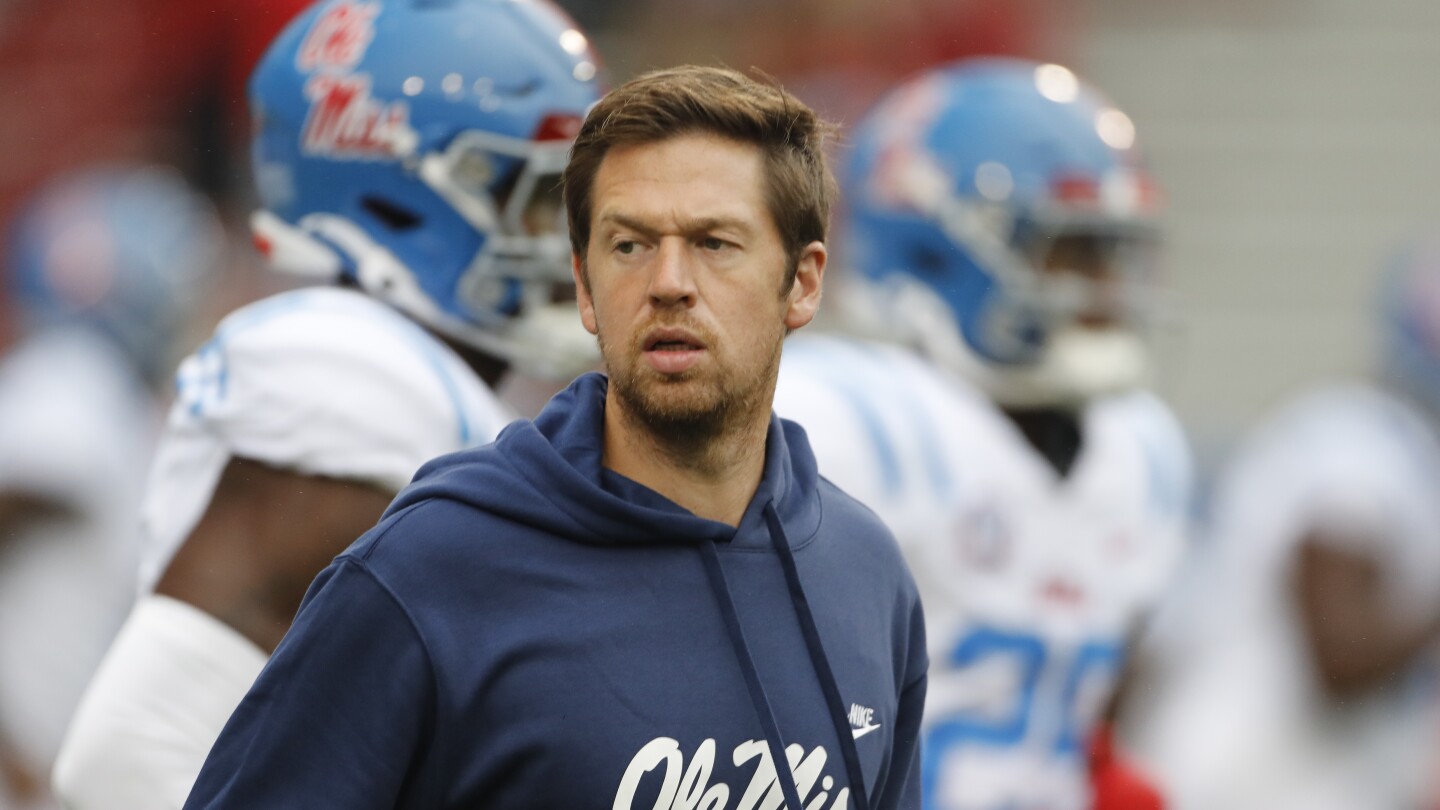 Report: Charlie Weis Jr. to remain at LSU after speaking to Eagles