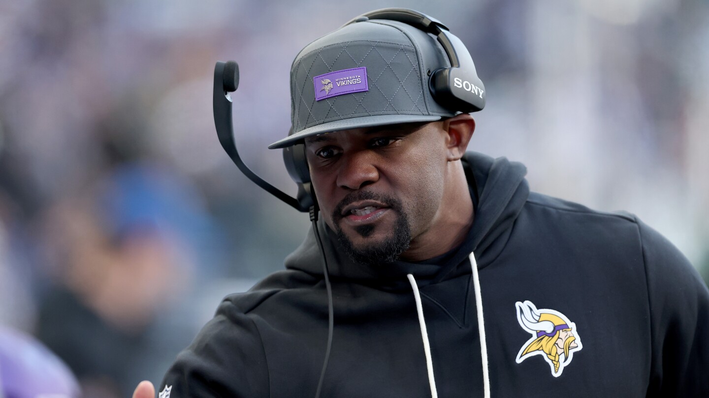 Vikings, Brian Flores agree to contract extension