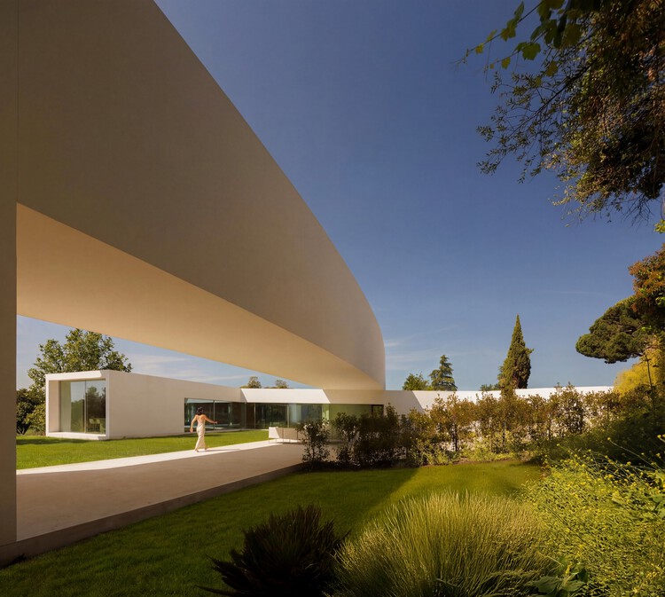 Villa Lago / Fran Silvestre Arquitectos - Image 1 of 25