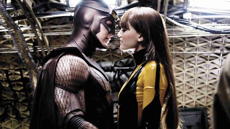 Nite Oil and Silk Spectre go in for a kiss in 