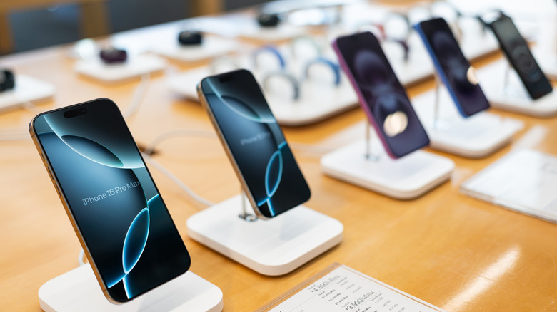 iPhone 16 models on display.