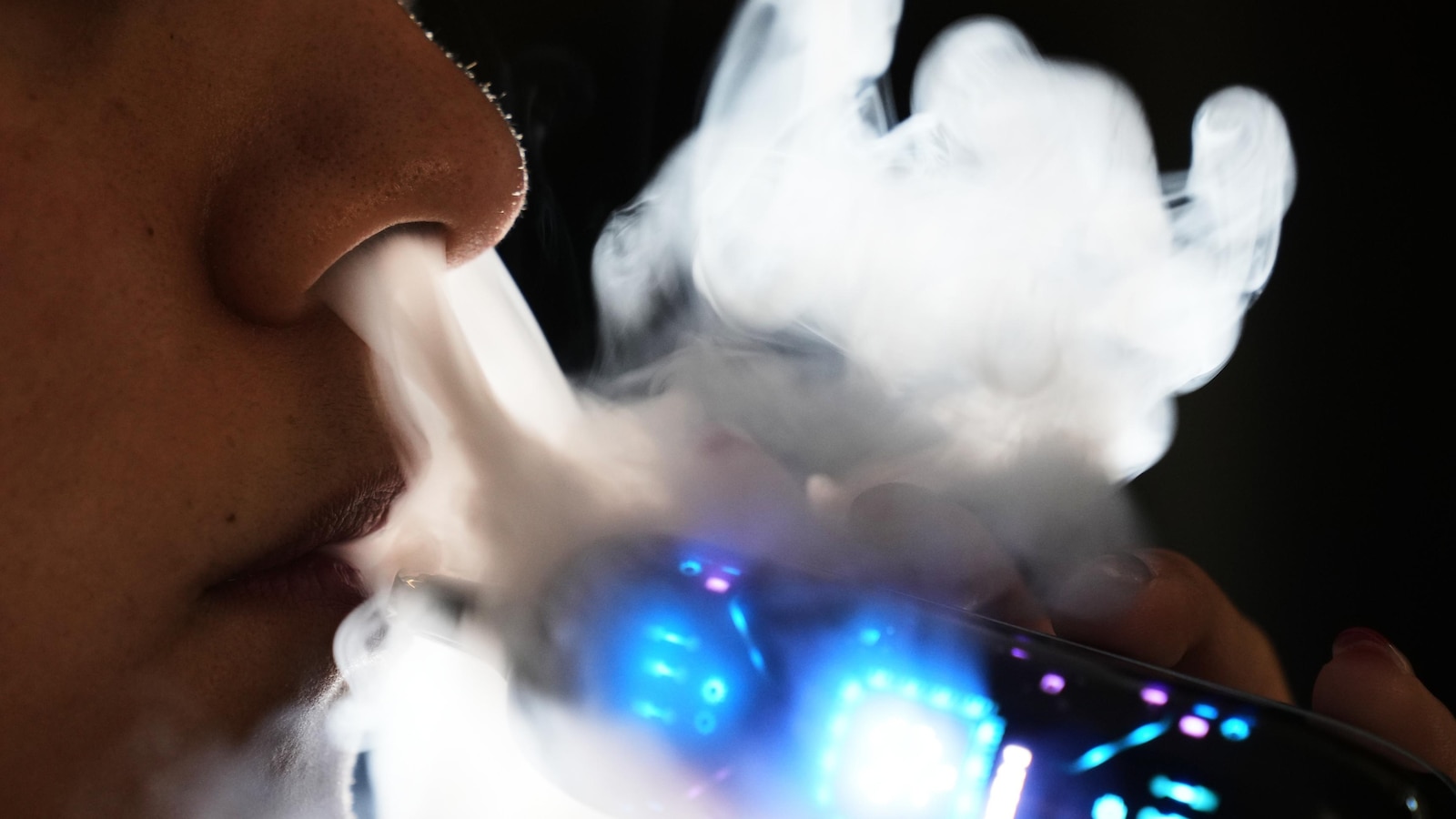 After Mexico bans vapes, cartels tighten their grip on a booming market