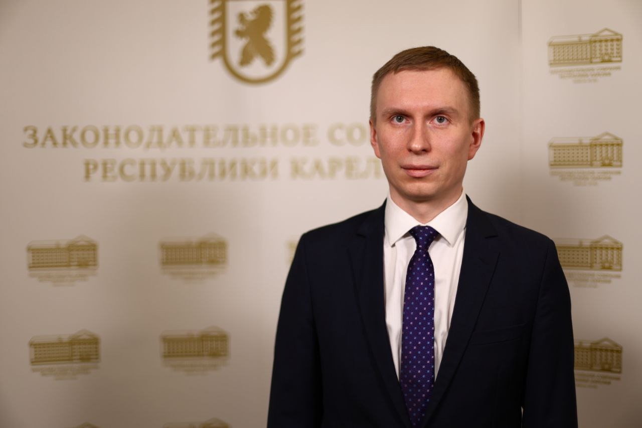 Alexander Klimochkin, the new head of the regional Ministry of Finance, stands in a dark suit and spotted tie.