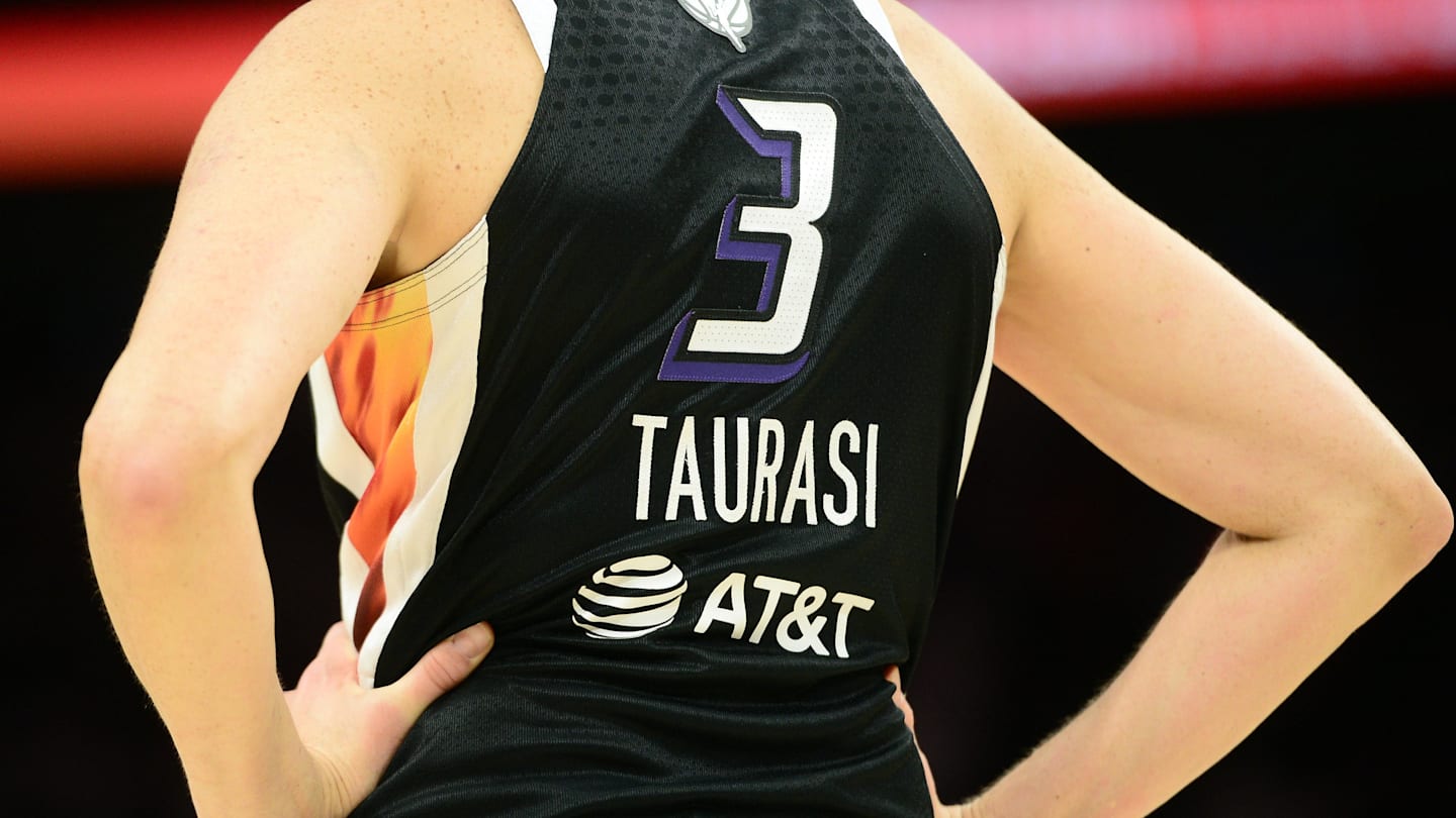 Mercury's Taurasi Chats With NBA Guard