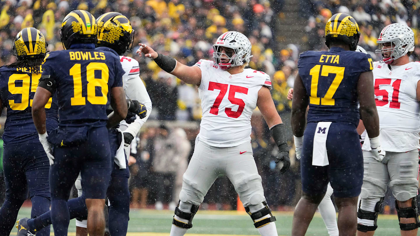 Ohio State Buckeyes offensive lineman Carson Hinzman (75) lines up during the NCAA football game against the Michigan Wolverines at Michigan Stadium in Ann Arbor, Mich. on Nov. 29, 2025. Ohio State won 27-9.