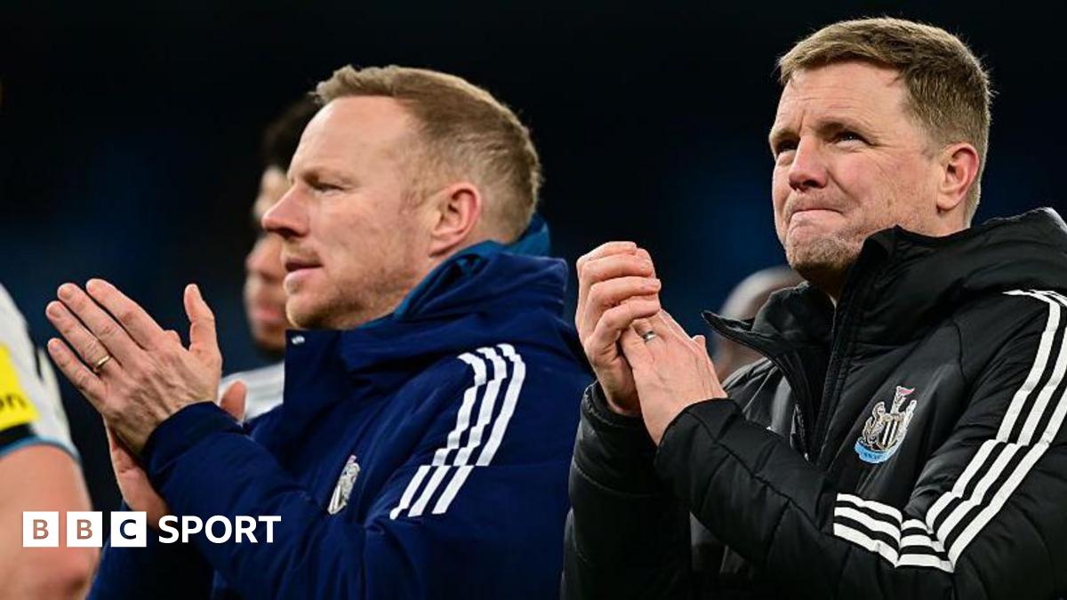 Eddie Howe applaus Newcastle United supporters after the defeat against Manchester City at the Etihad on 4 February, 2026