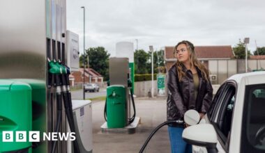 Lower food and fuel prices drive inflation down to 3% - BBC