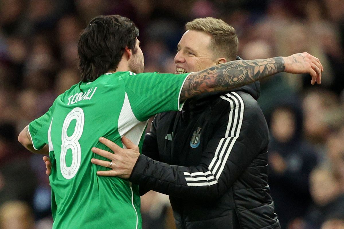 Newcastle Untied head coach Eddie Howe congratulates Sandro Tonali