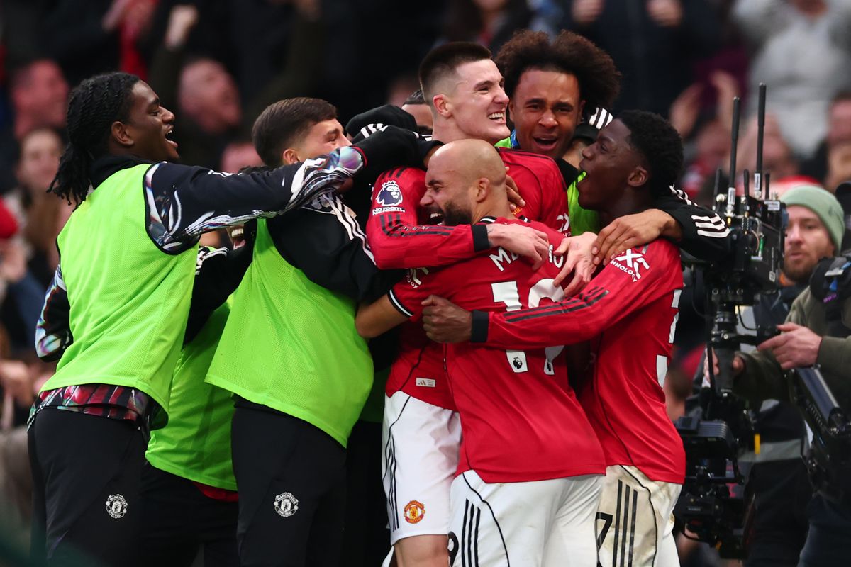 Manchester United celebrate Benjamin Sesko's winner