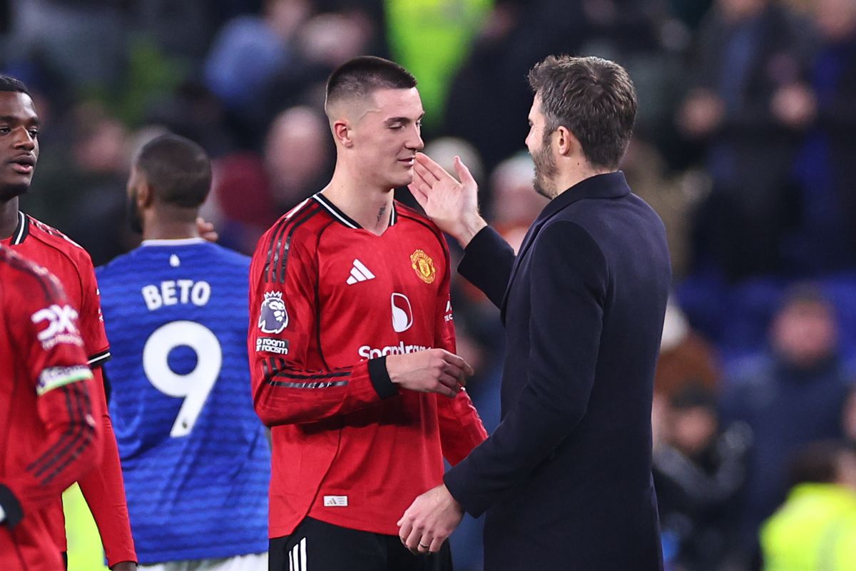 Michael Carrick and Benjamin Sesko