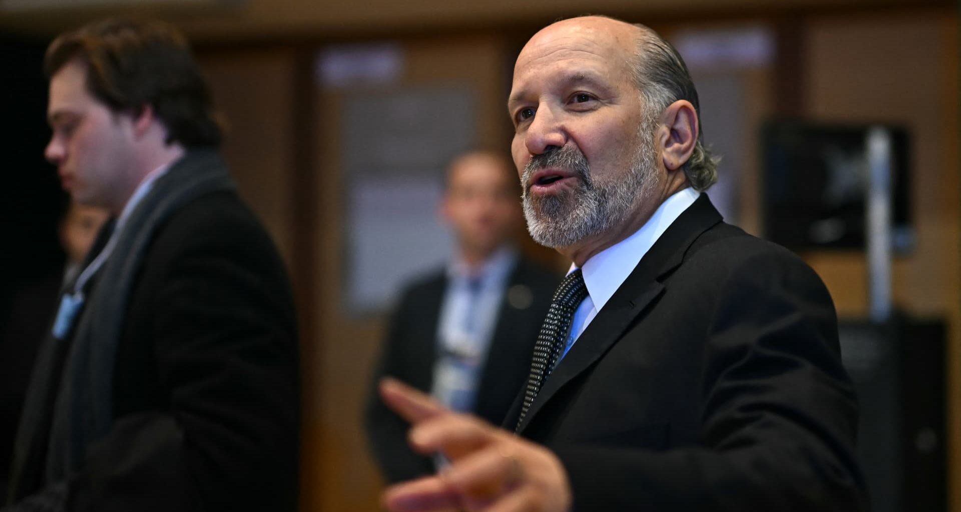 Massie calls for Commerce Secretary Lutnick to resign