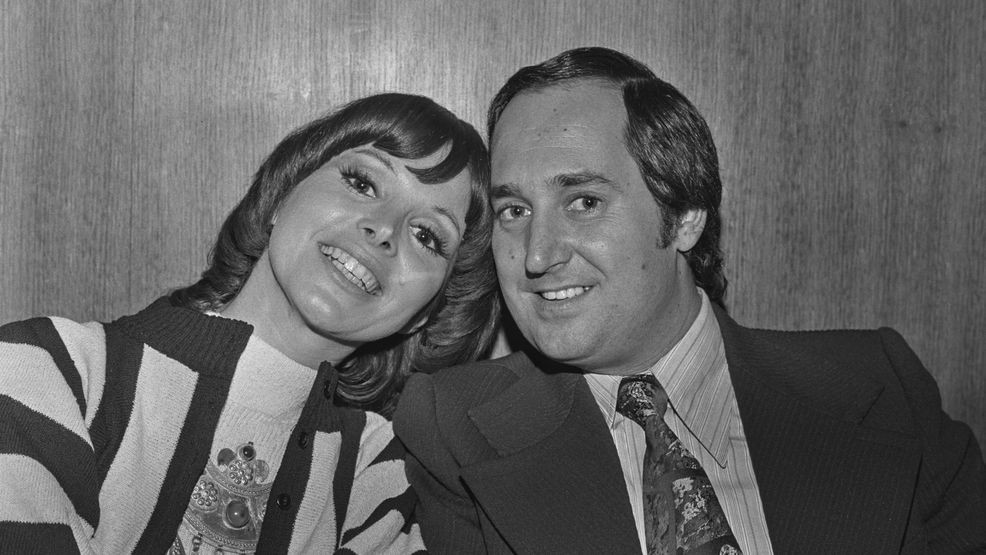 American pop singer Neil Sedaka and his wife Leba, November 1972. (Photo by Jack Kay/Express/Hulton Archive/Getty Images)