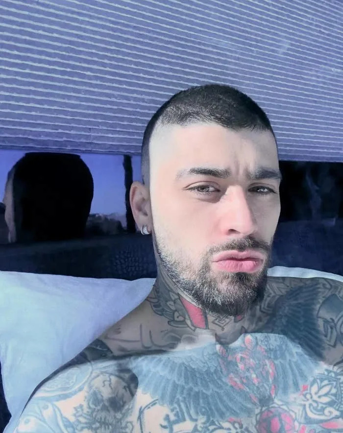Zayn taking a selfie
