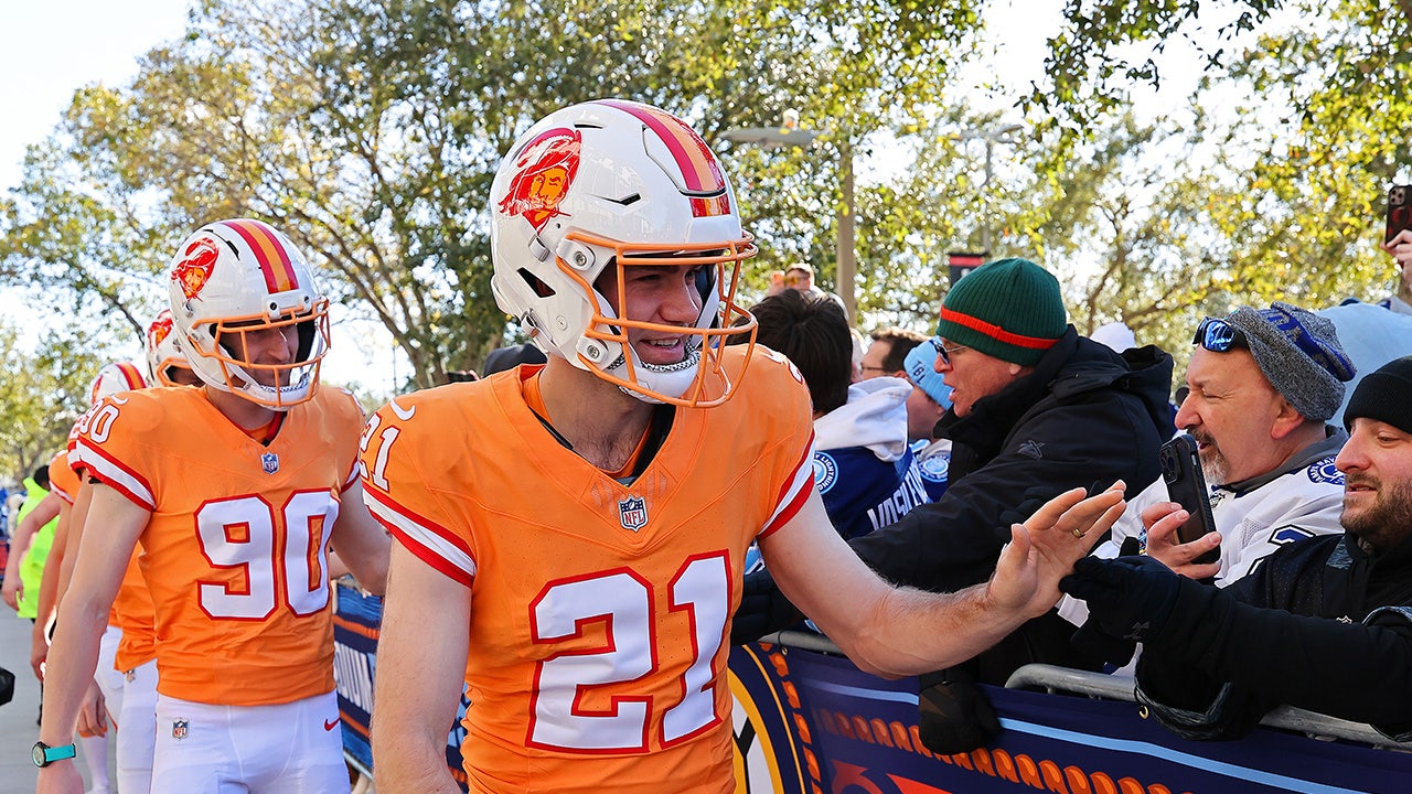 Lightning wear Bucs uniforms, Bruins dress as Patriots for outdoor game