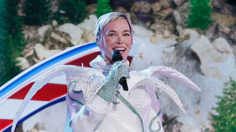 THE MASKED SINGER: REVEAL: Calla Lily as Teddi Mellencamp Arroyave in the "Red, White and Clue" episod of THE MASKED SINGER airing Wednesday, Feb. 4 (8:00-10 PM ET/PT) on FOX. ©2026 Fox Media LLC. (Credit: Michael Becker/ FOX)