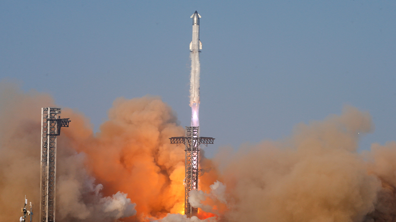 Musk says SpaceX shifting focus to moon before Mars push