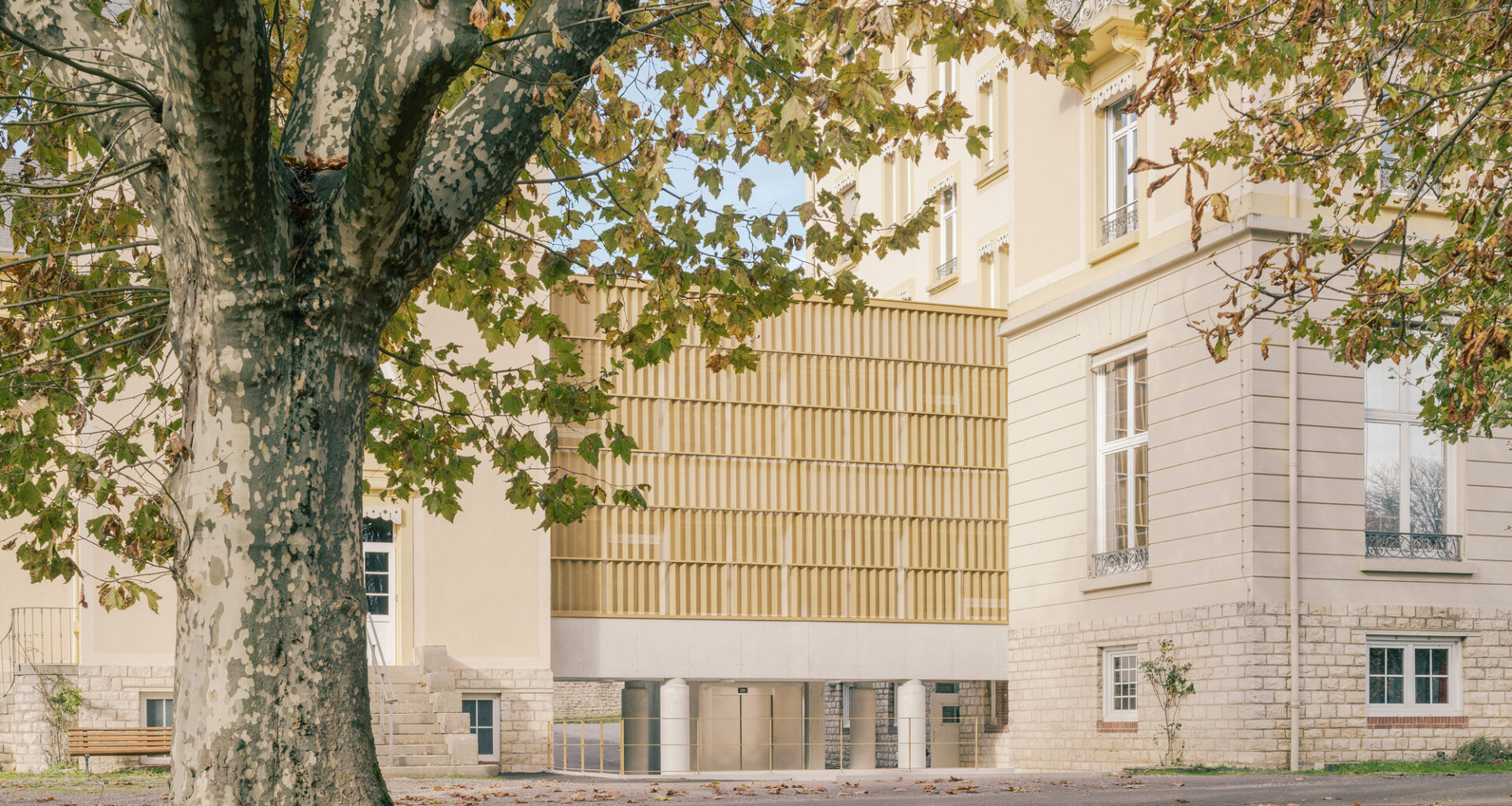 Connecting Gallery for the Les Verdaines Retirement Home / Agence Vulcano-Gibello