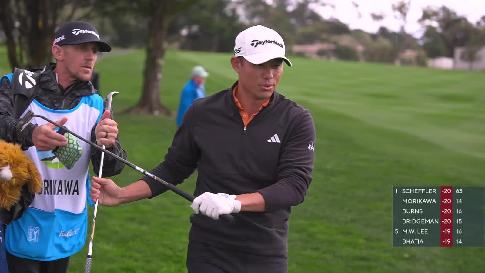 Collin Morikawa pours in 30-foot birdie putt on No. 15 at Pebble Beach