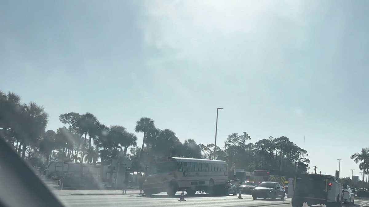 Lee County school bus involved in crash on US-41 Wednesday morning