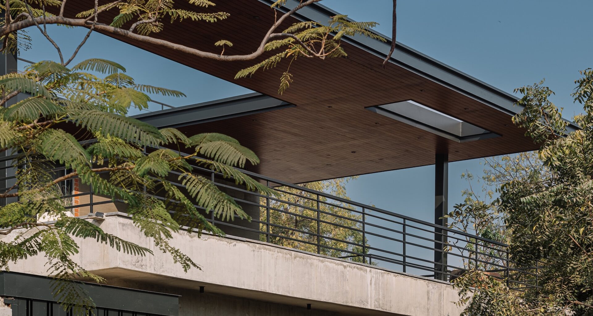 The Louvered House / andblack design studio