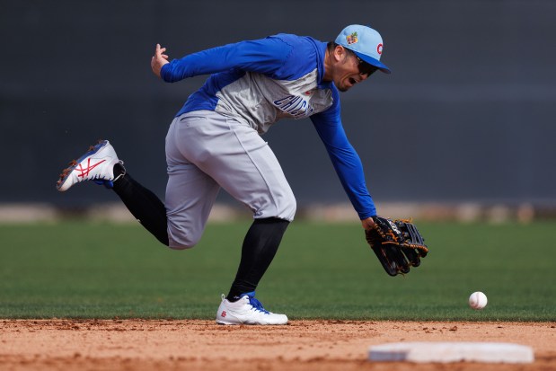 Cubs right fielder Seiya Suzuki can't reach a ground ball during fielding drills at spring training on Feb. 18, 2026, at Sloan Park in Mesa, Ariz. (Armando L. Sanchez/Chicago Tribune)