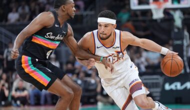 Devin Booker leaves Suns' loss to Spurs with hip soreness