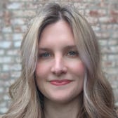 hilary brueck backyard headshot