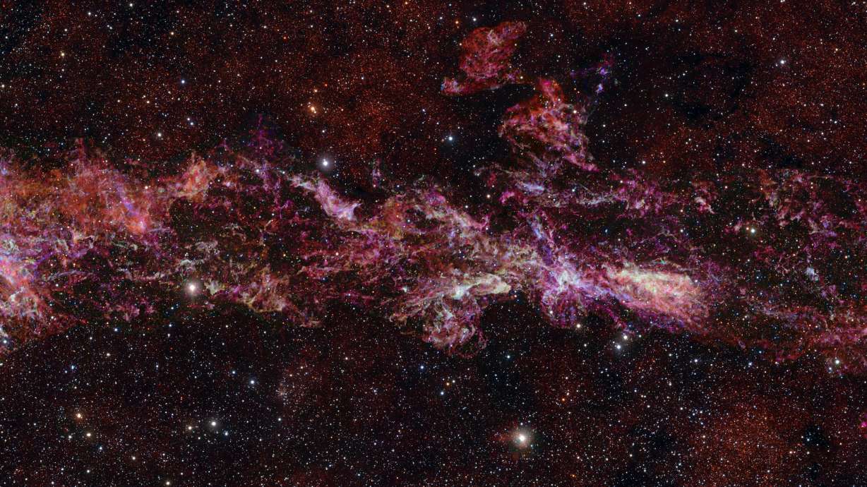 Swirling beauty of the Milky Way galaxy's heart is captured in a new telescope picture