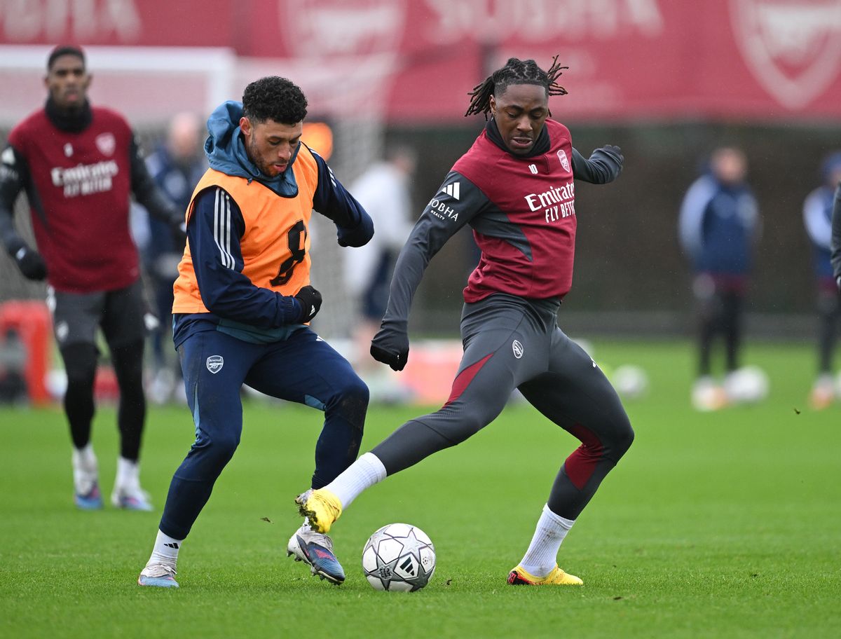 Eberechi Eze is of Arsenal is challenged by former arsenal player Alex Oxlade-Chamberlain during the Arsenal training session at Sobha Realty Training Centre on January 27, 2026 in London Colney, England