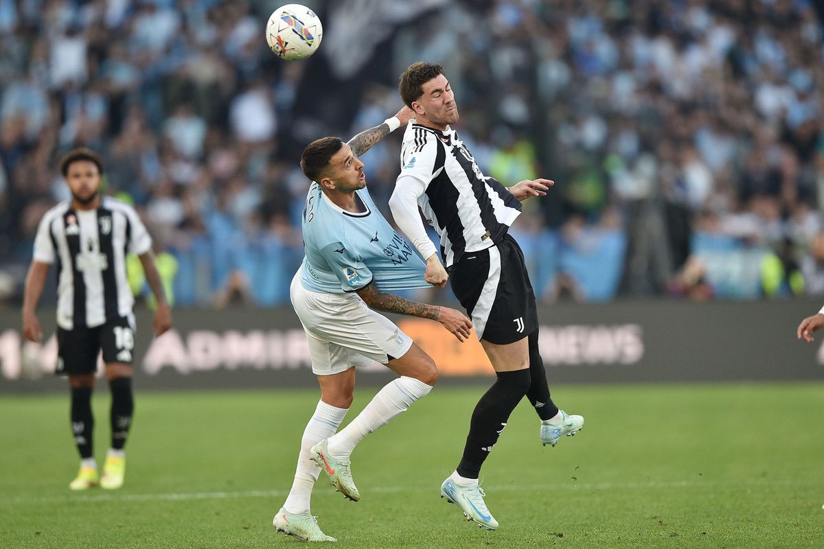 Dusan Vlahovic heads the ball